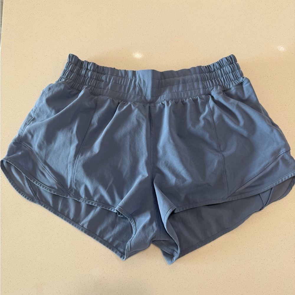 Lululemon Hotty Hot High-Rise Lined Short 2.5 - Picture 2 of 4